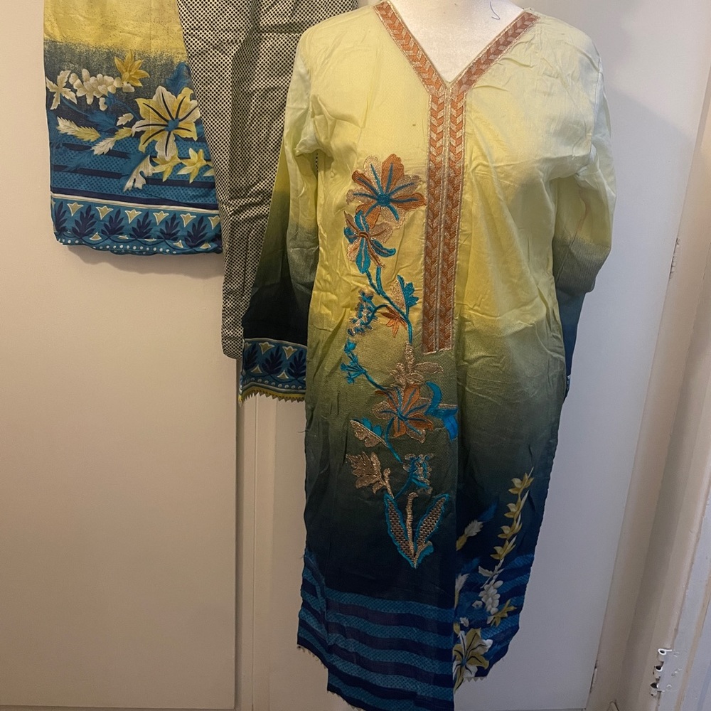 Traditional Pakistani embroidered 3 pc suit